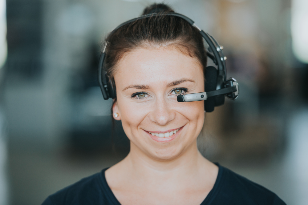 Qualtität im Fokus: WS-Mitarbeiterin mit Datenbrille (©WS Kunststoff-Service GmbH)
