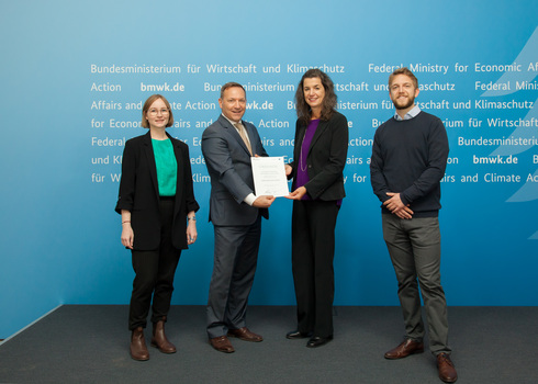 Das Gewinnerprojekt "ScaleUp4Sustainability" nimmt die Siegerurkunde entgegen.